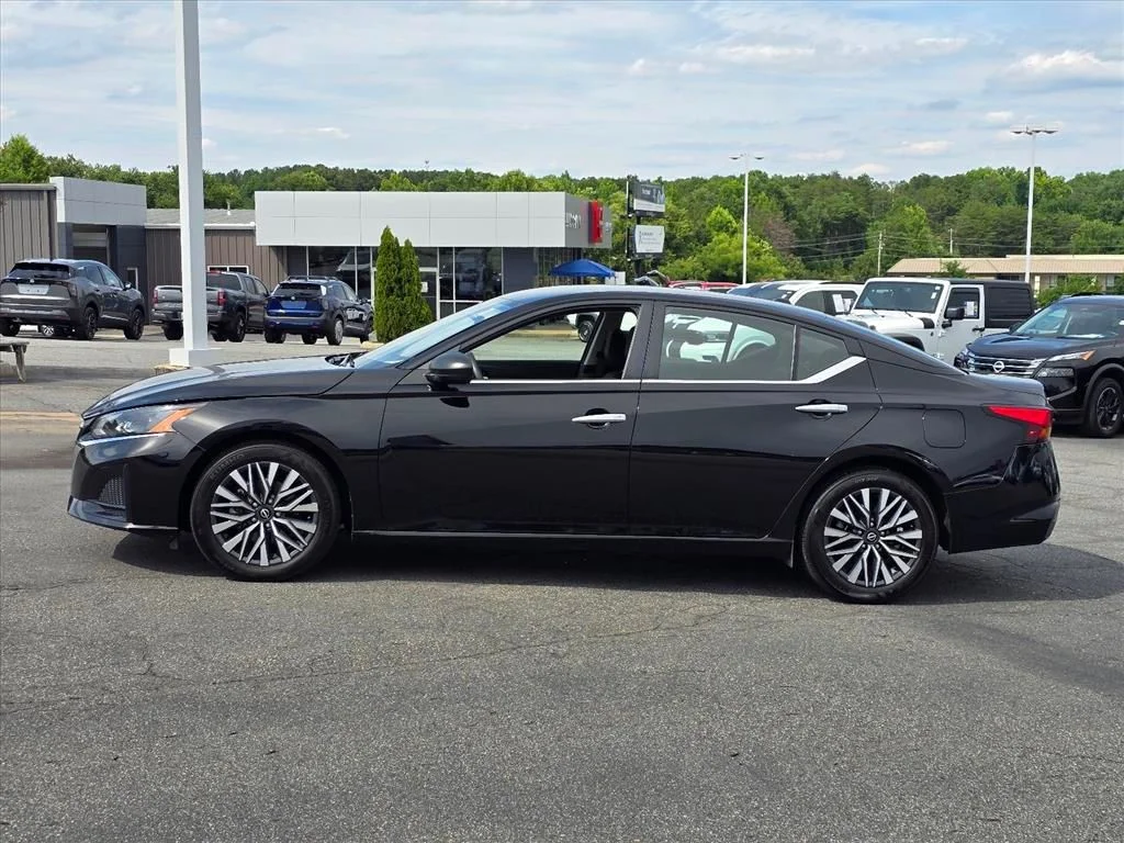 Used 2025 Black Nissan 2.5 SV image 23