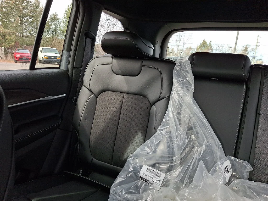 New 2026 Silver Zynith Exterior Paint Jeep Laredo Altitude image 13
