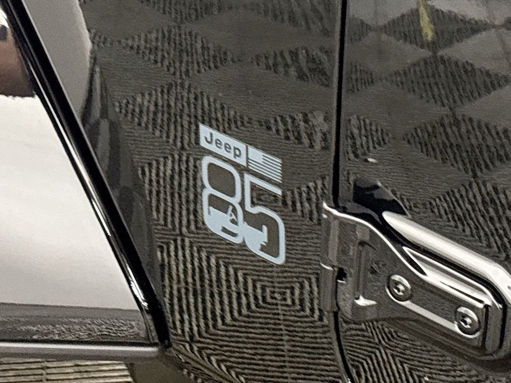New 2026 Black Clear-Coat Exterior Paint Jeep  image 24