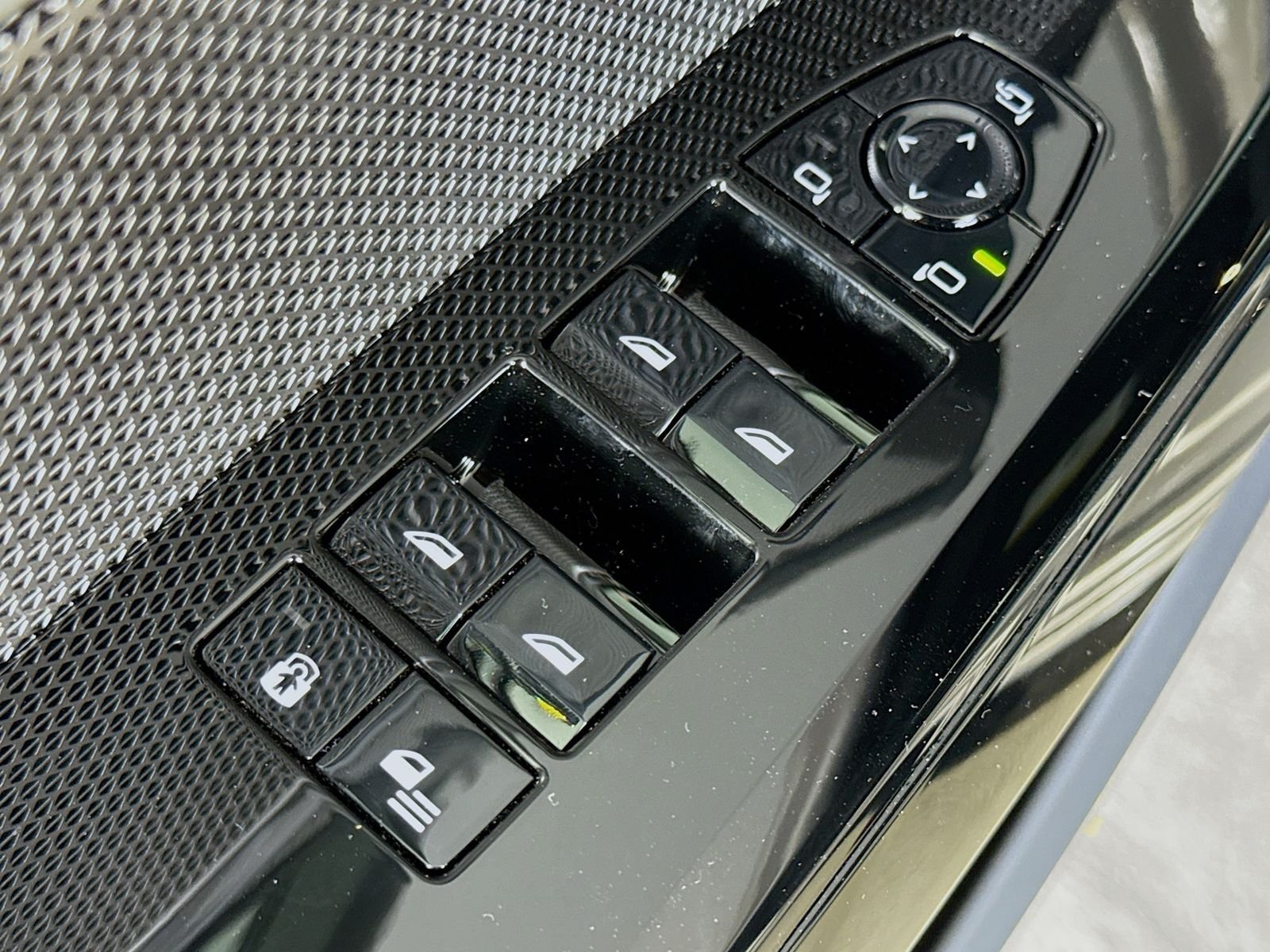 New 2026 Oxide Grey Metallic BMW 760i xDrive image 18