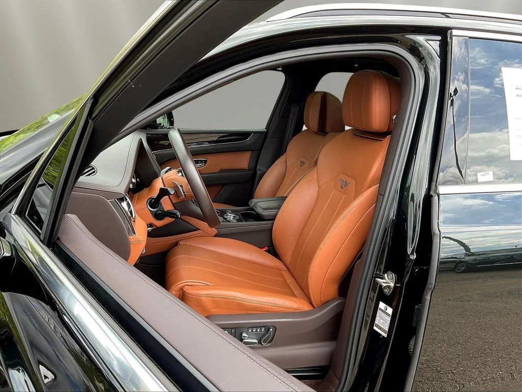 Used 2021 Midnight Emerald Bentley V8 image 21