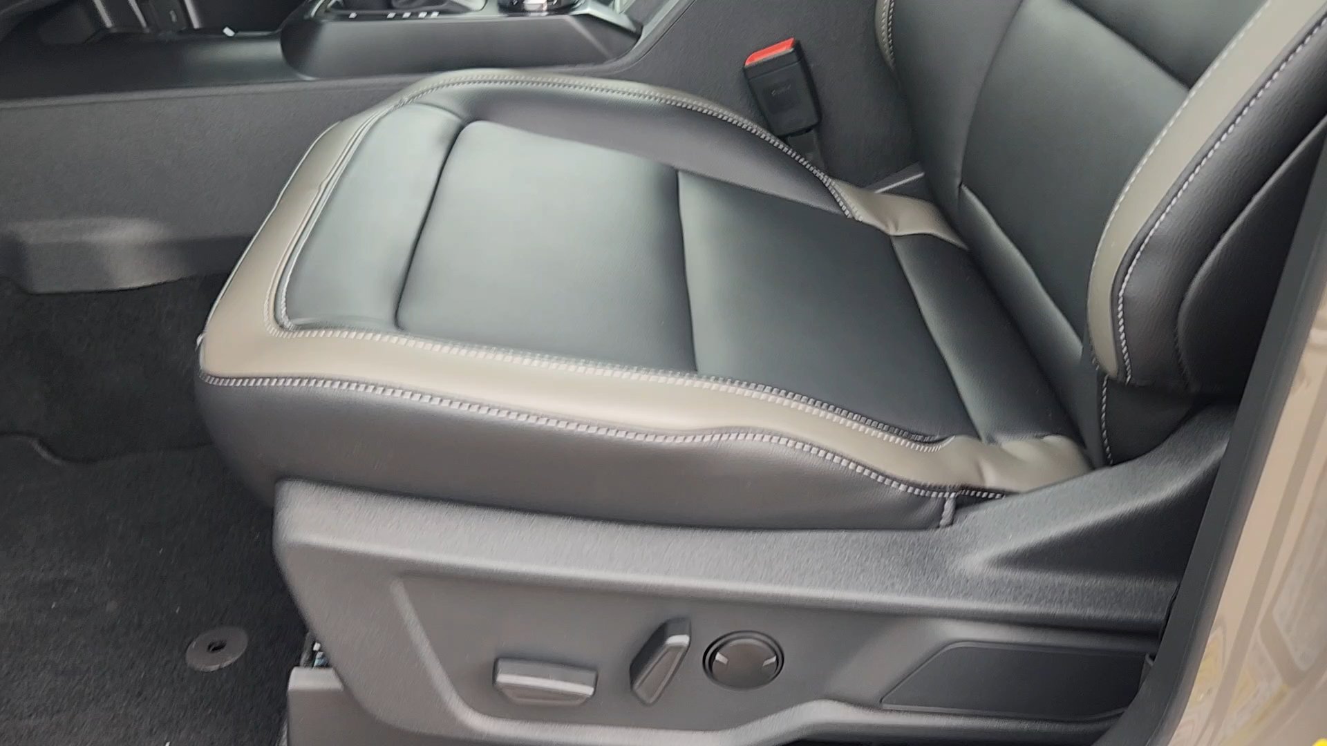 New 2026 Marsh Gray Ford Outer Banks image 33