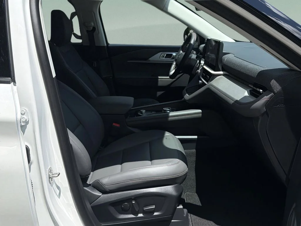 New 2026 Star White Metallic Tri-Coat Ford Active image 51