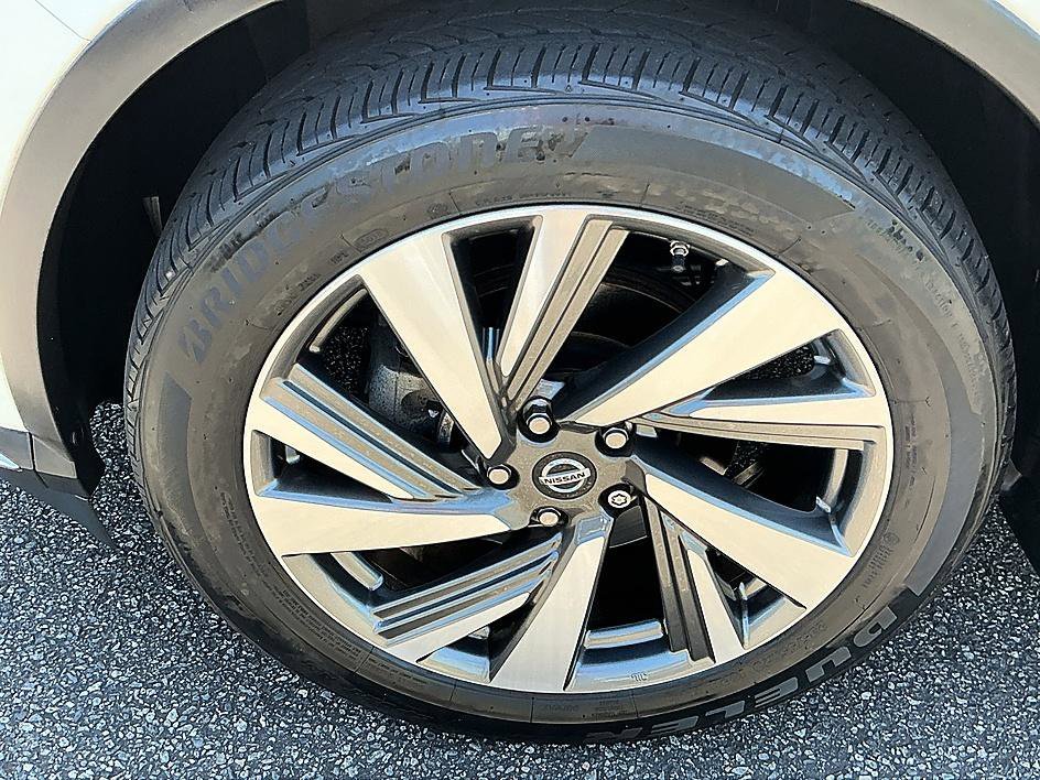 Used 2019 Pearl White Tricoat Nissan SL image 7