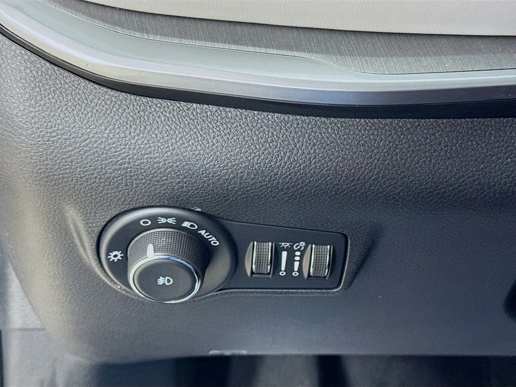 Used 2025 Silver Jeep Limited image 10