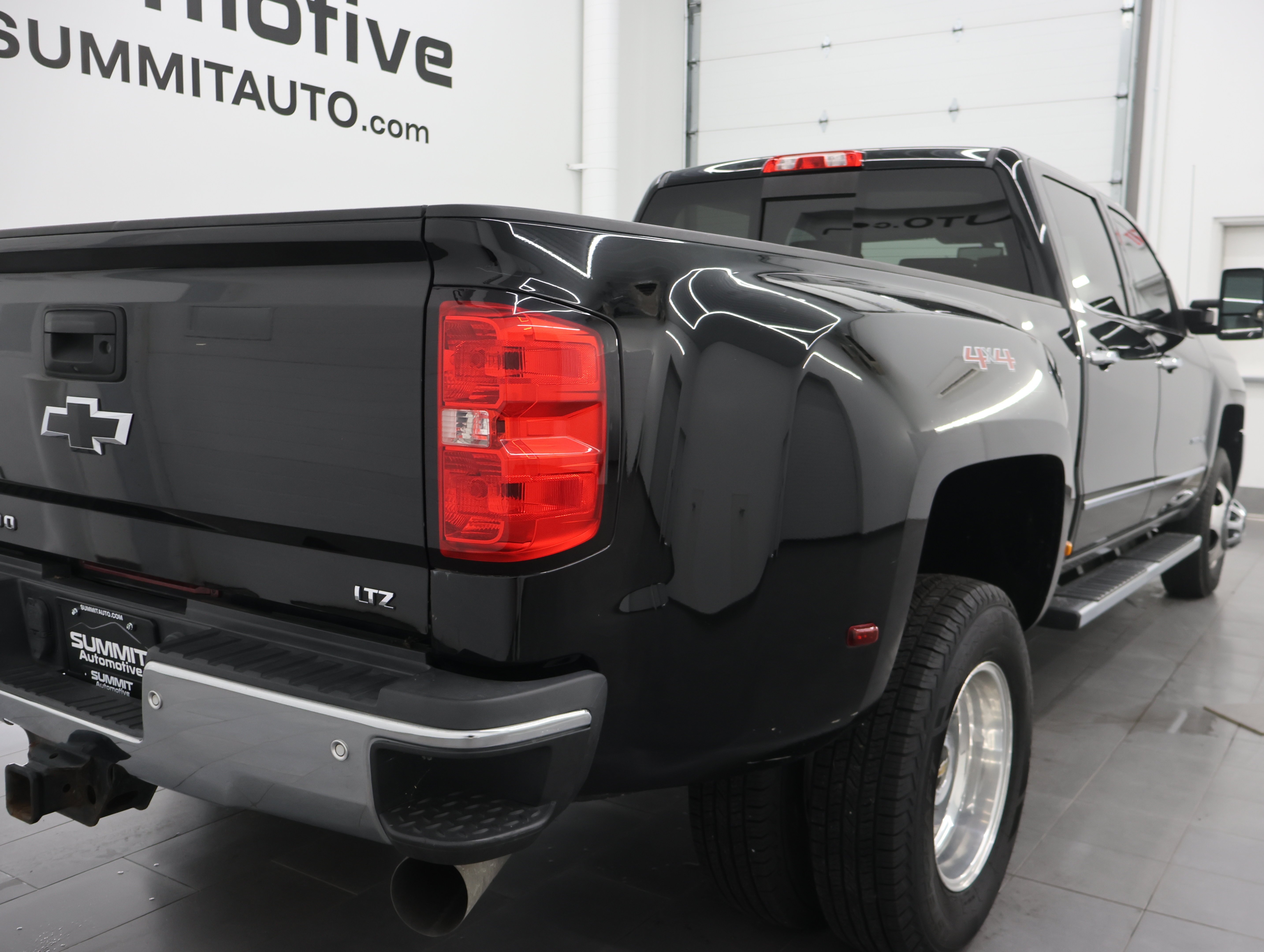 Used 2017 Black Chevrolet 4x4 Crew Cab LTZ DRW: CREW-LONG-DRW-LTZ-6.6L L5P DIESEL-NAV-HEAT/COOL SEATS-BACKUP CAM image 4