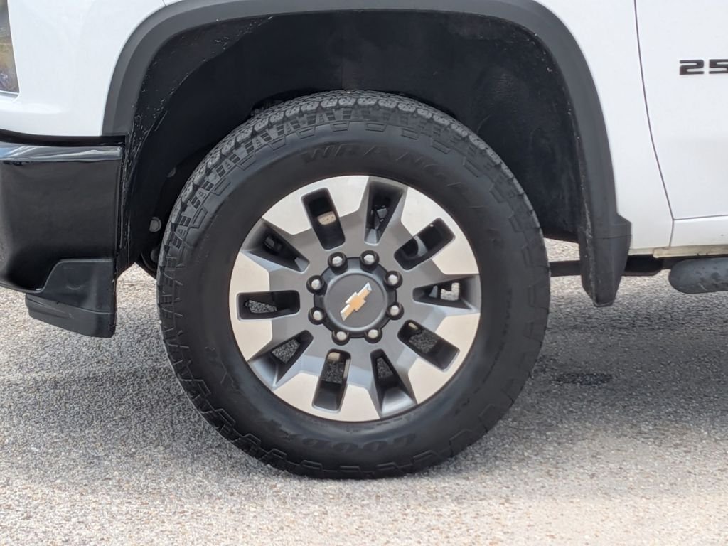 Used 2022 White Chevrolet Custom image 11