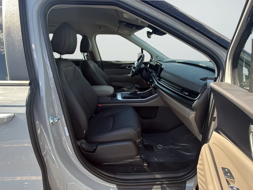 New 2027 Ceramic Silver Kia LXS image 26