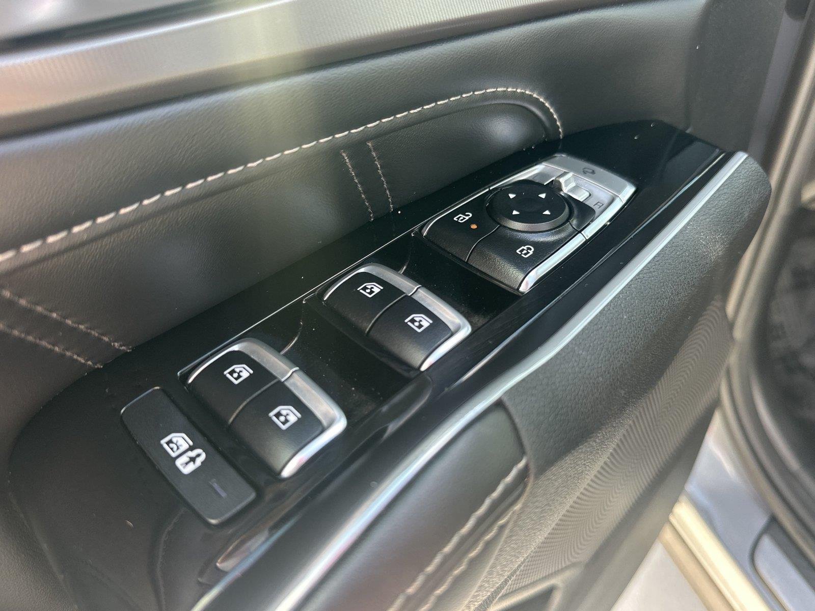 Used 2025 Everlasting Silver Kia SX image 16