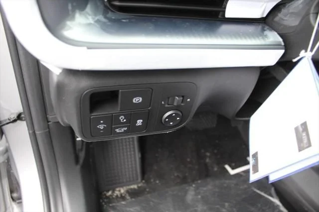 Used 2024 Silver Hyundai SEL image 8