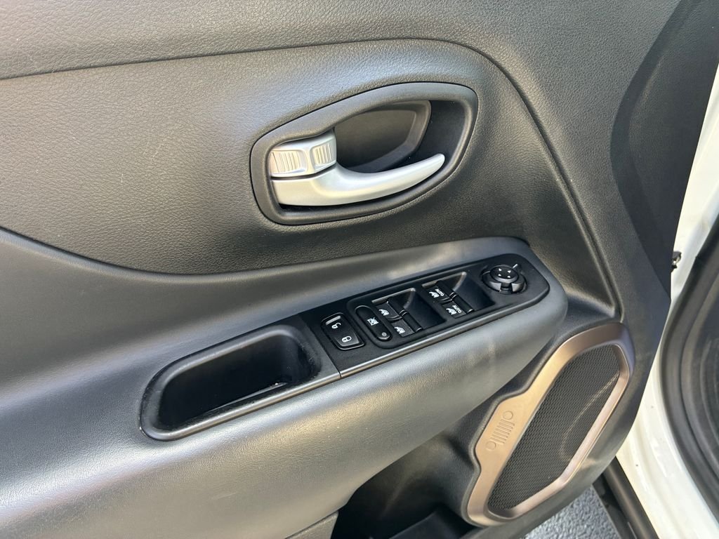 Used 2023 White Jeep Latitude image 10