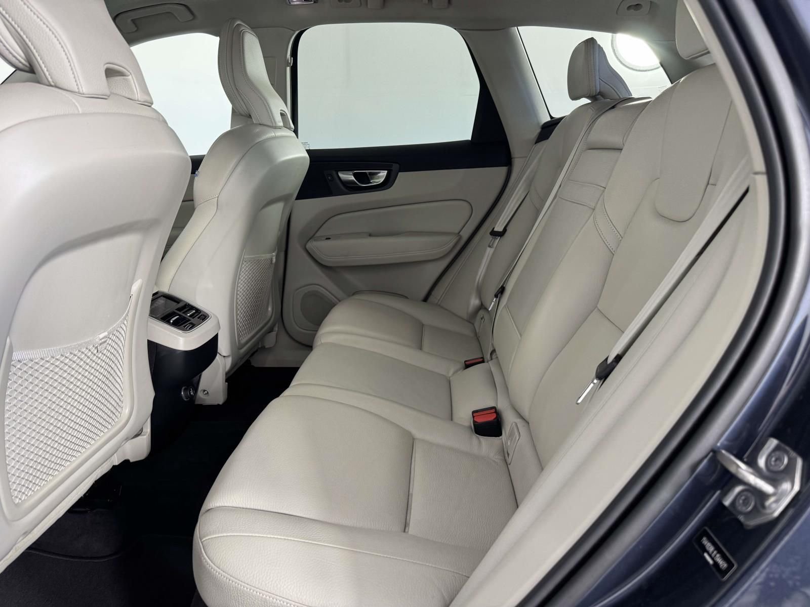 Used 2020 Blue Volvo T5 Inscription image 8