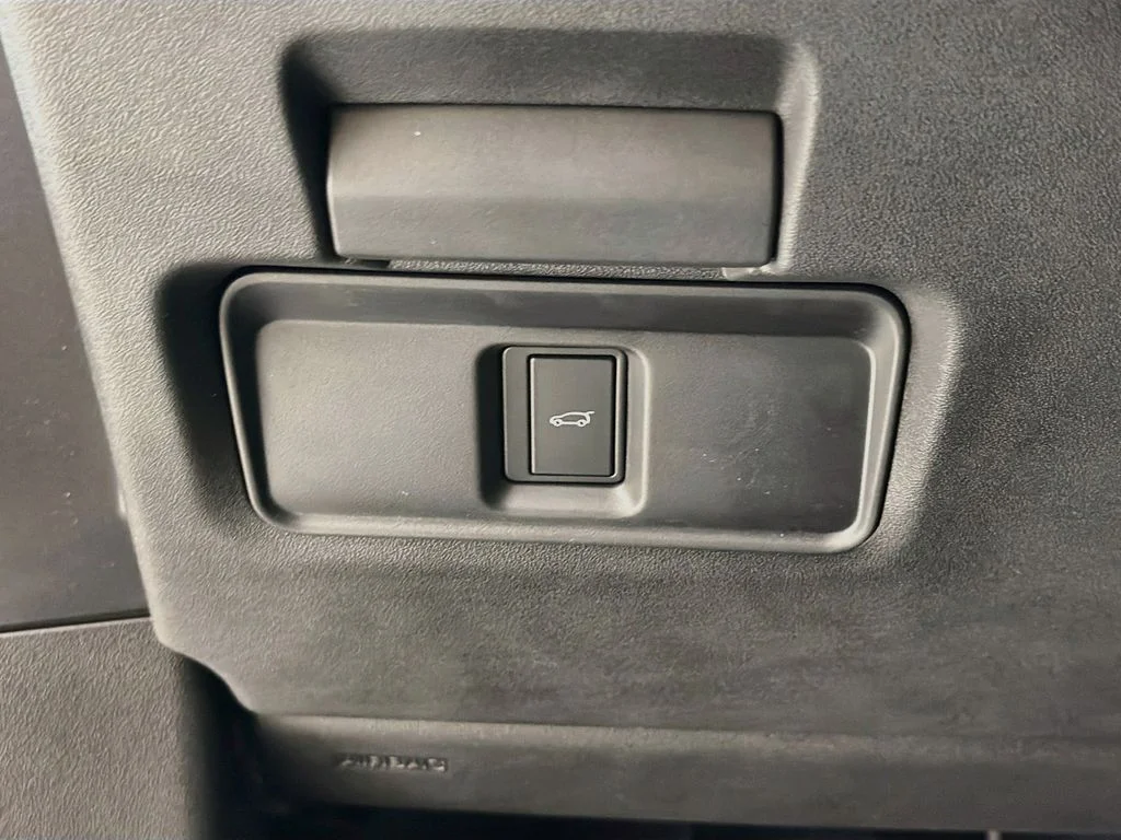 New 2026 Tribeca Blue Land Rover S image 10