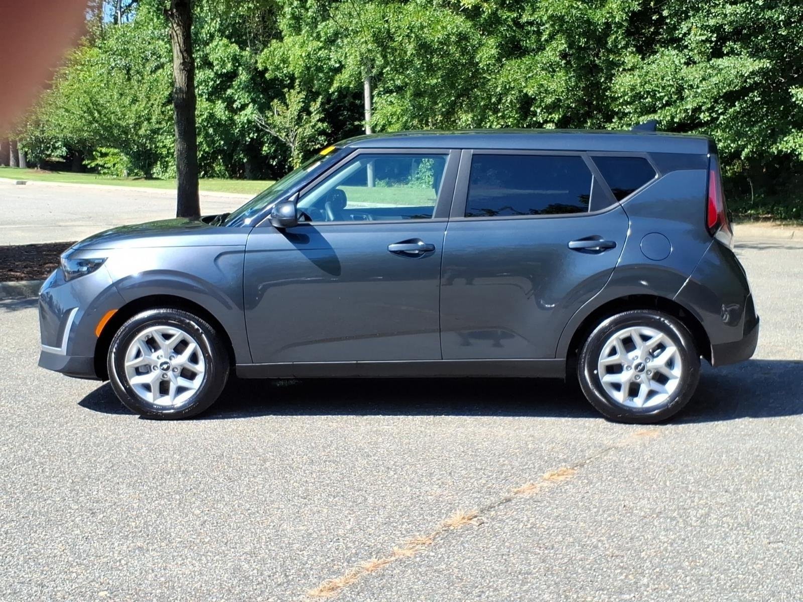 Used 2025  KIA  image 3