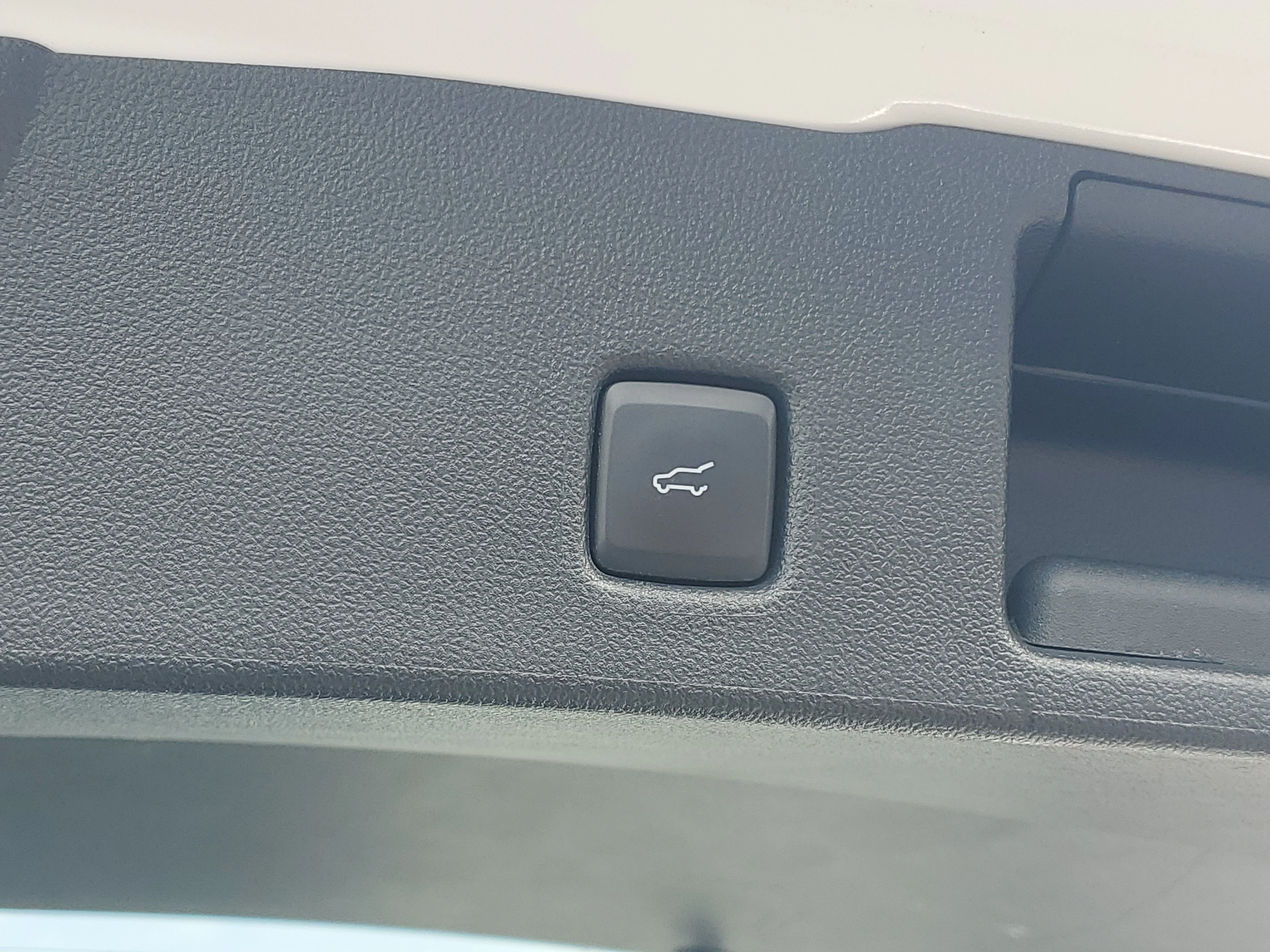 Used 2022 Oxford White Ford SEL image 9
