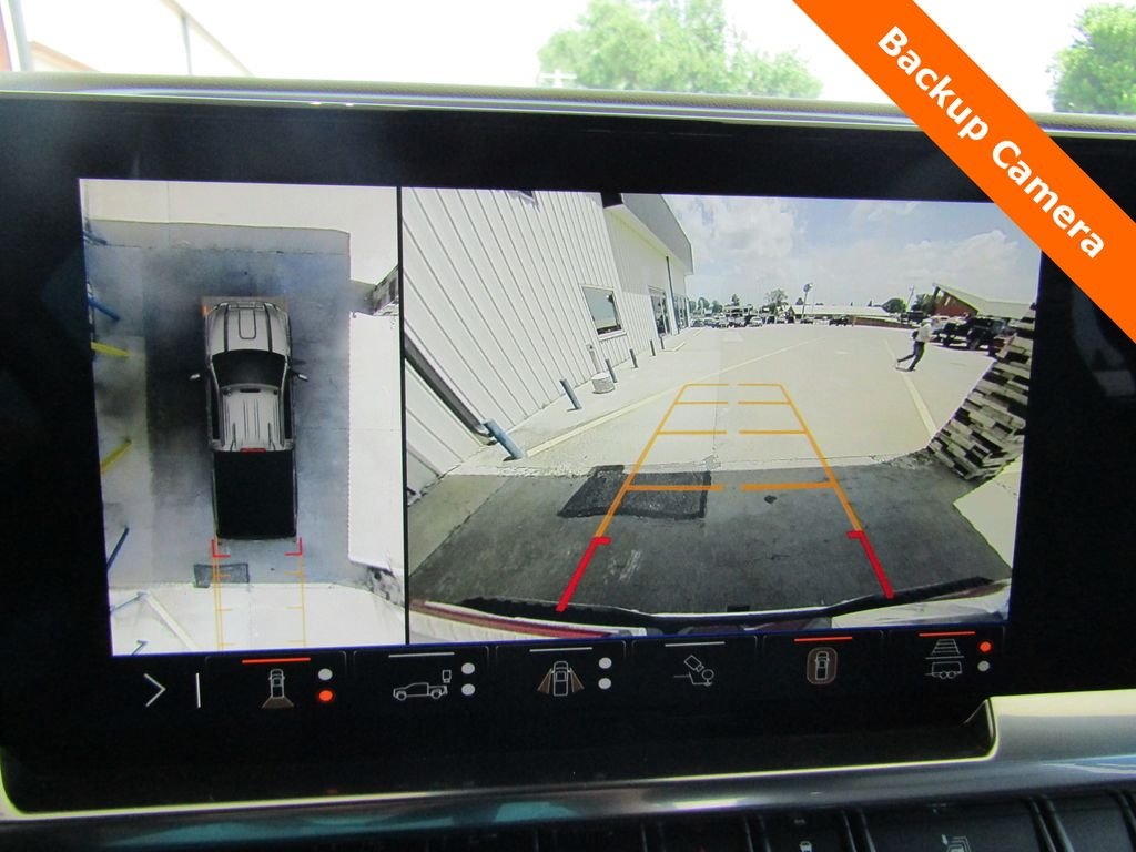 Used 2025 White GMC SLT image 18