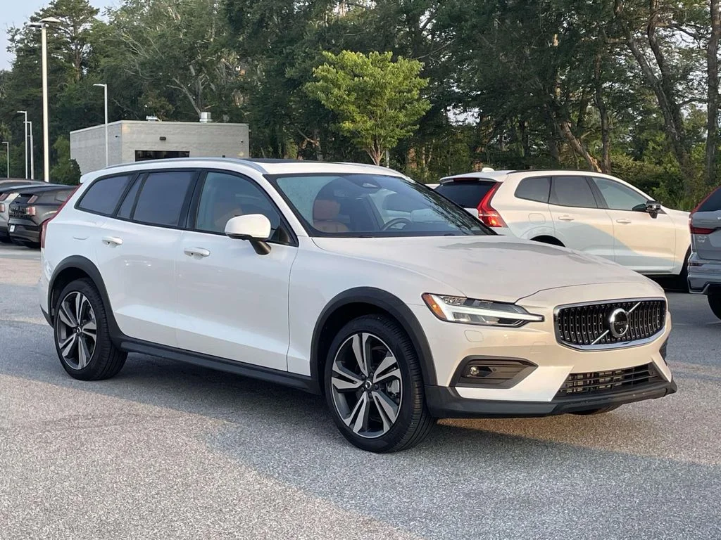 2025 Volvo V60 Cross Country B5 Plus AWD's photo
