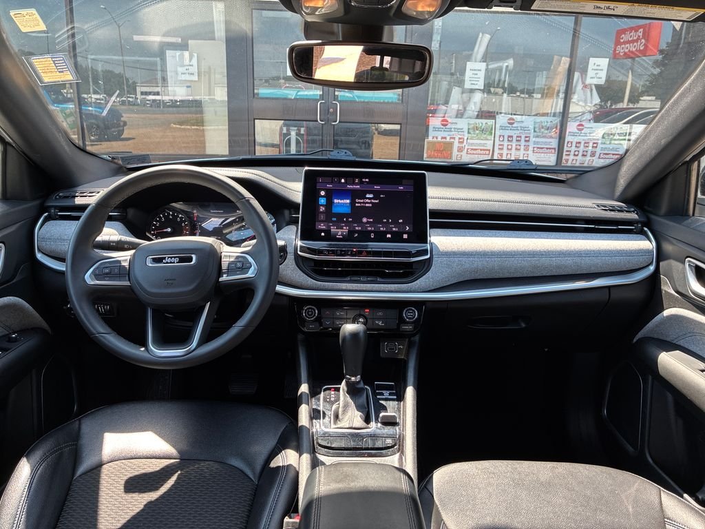 Used 2024 White/off-white Jeep Latitude image 13