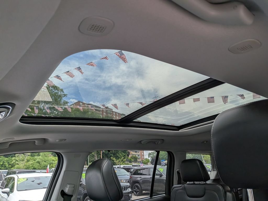 Used 2023 Silver Jeep Limited image 24