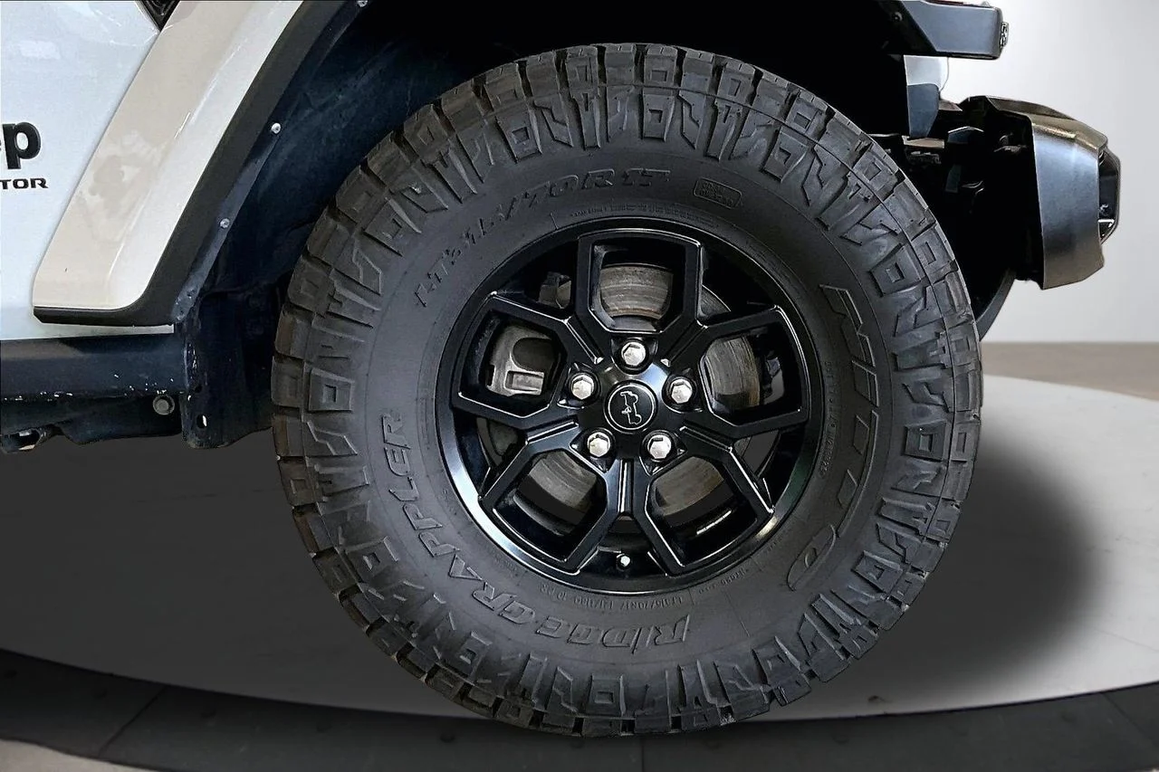 Used 2024 White Jeep Willys image 32