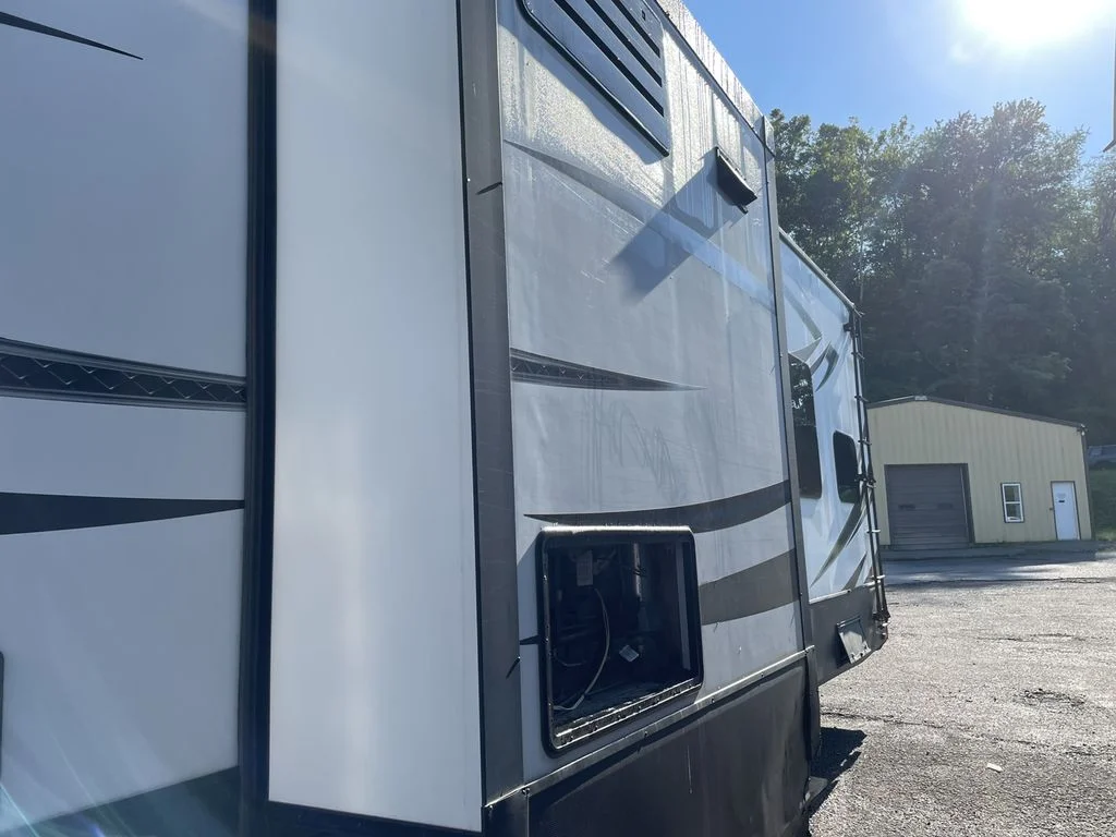 Used 2016  Grand Design Toy Hauler image 3
