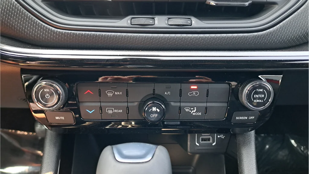 New 2026 Red Hot Pearlcoat Jeep Latitude image 21