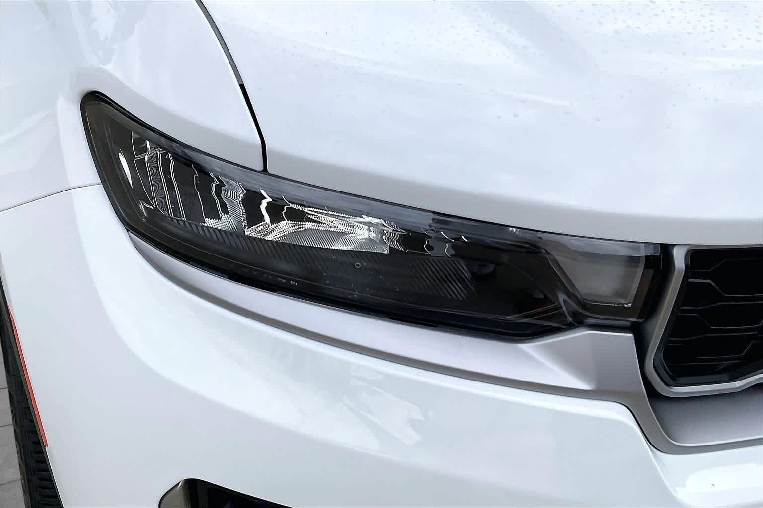 New 2026 Bright White Clear-Coat Exterior Paint Jeep Limited image 13