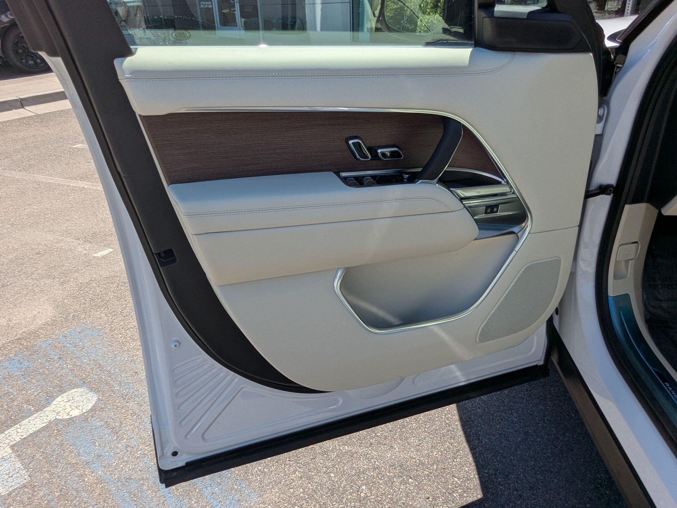 New 2026 Ostuni Pearl White Land Rover P530 SE image 12