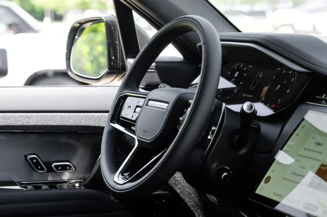 New 2026 Santorini Black Land Rover Dynamic SE image 17