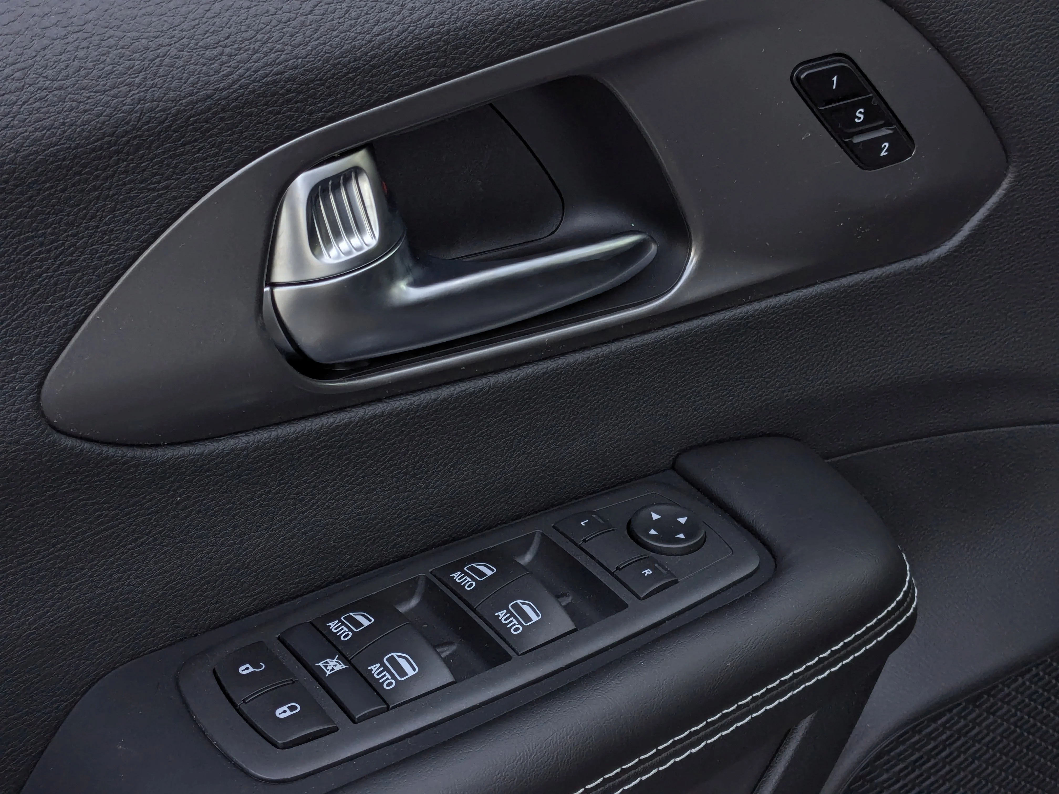 New 2026 Black Chrysler Select - PANORAMIC SUNROOF - POWER SLIDING DOORS - S APP PKGE & TONS MORE! image 13