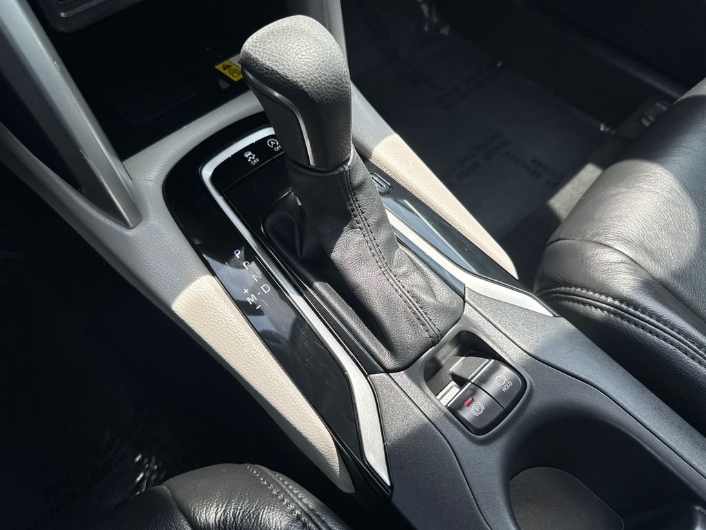 Used 2023 Off-white Toyota LE image 27