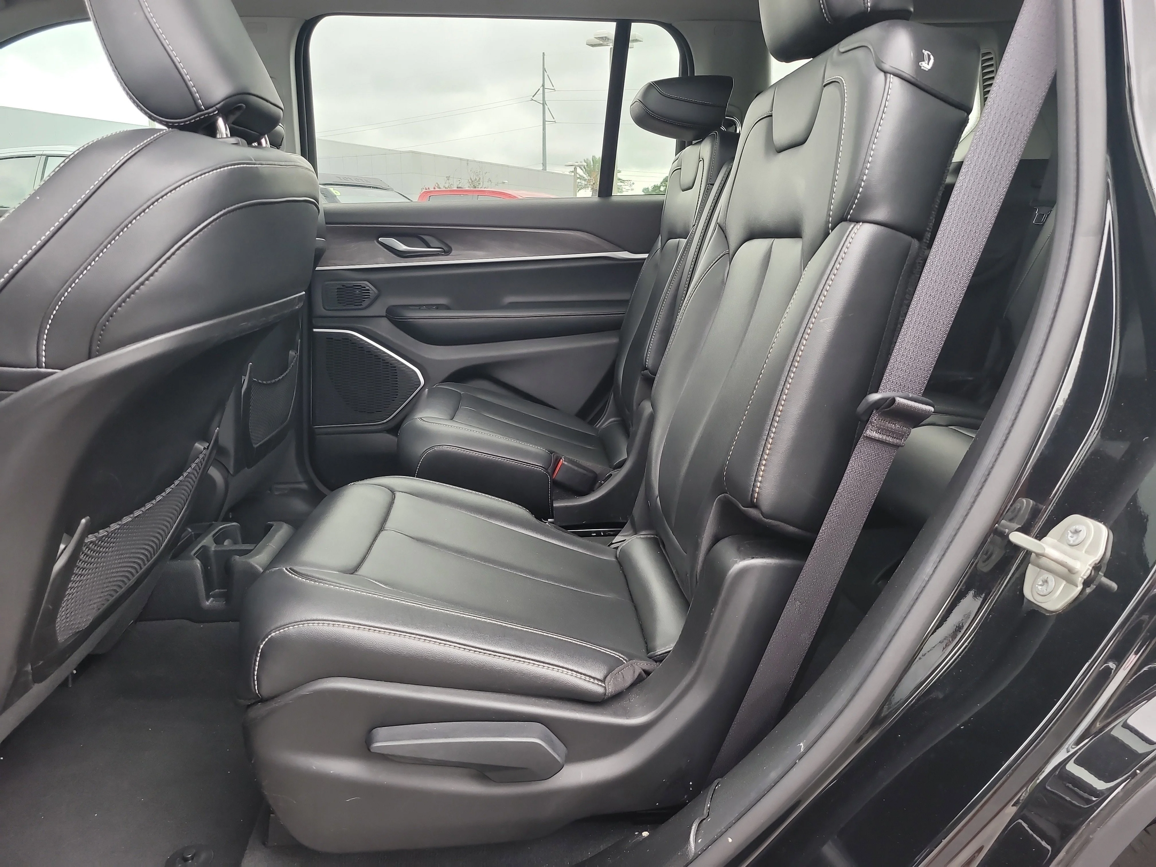 Used 2023 Diamond Black Crystal Pearlcoat Jeep Limited image 11