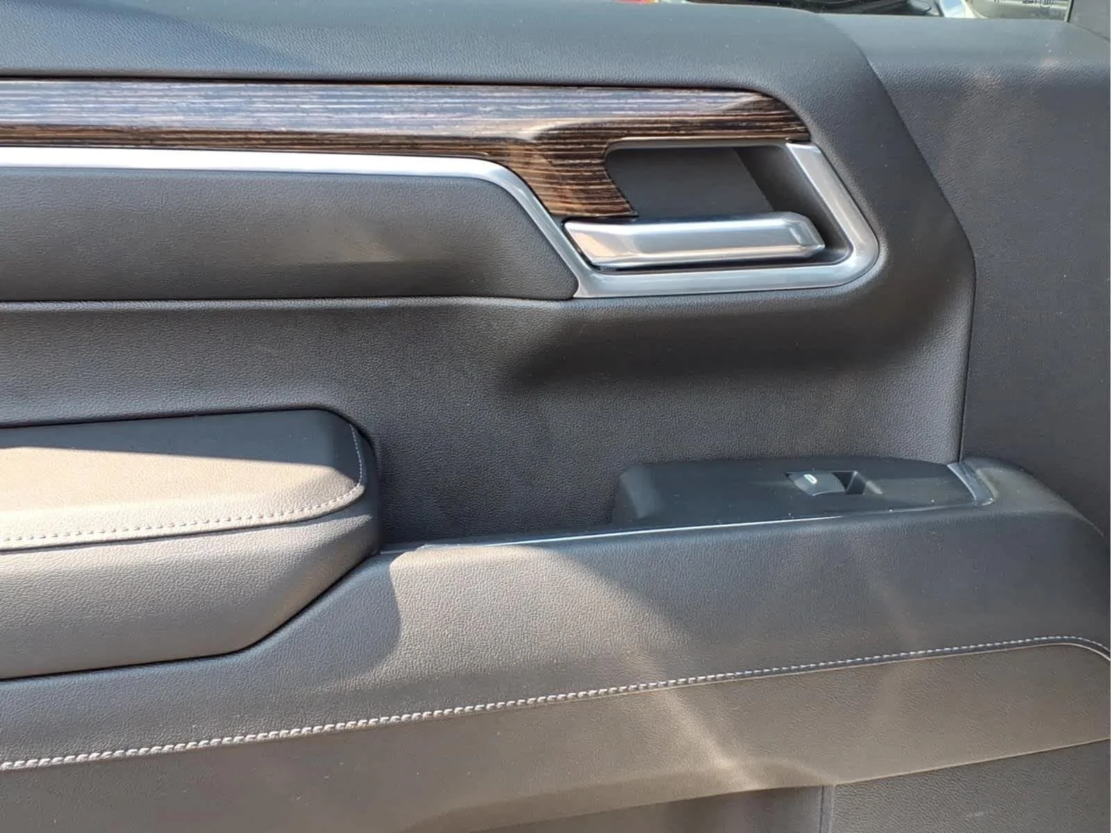 Used 2024 Sterling Metallic GMC Elevation image 28