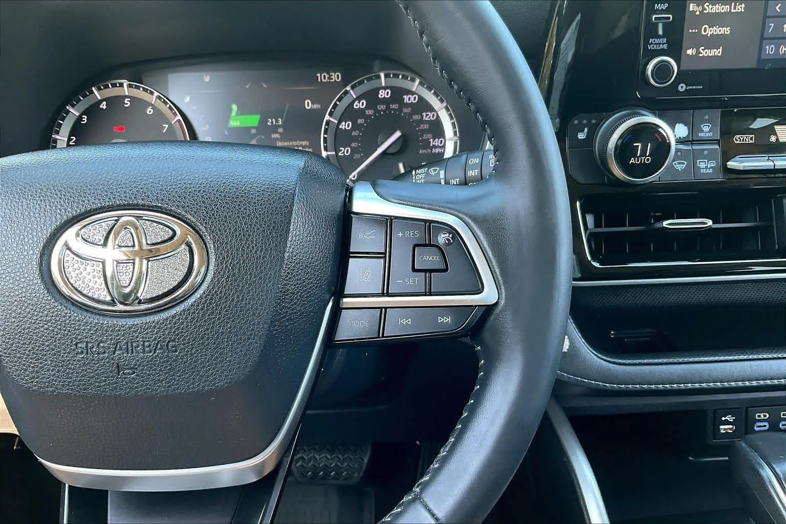 Used 2022 Moon Dust Toyota XLE image 25