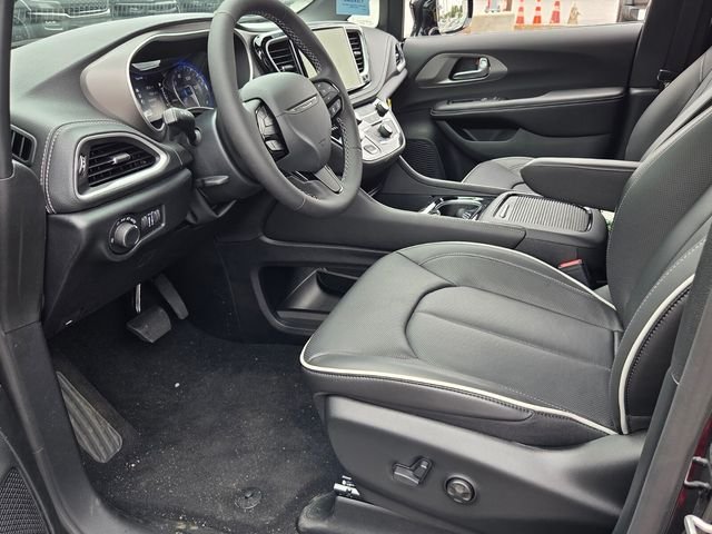 New 2027 Diamond Black Crystal Pearl-Coat Exterior Paint Chrysler Limited image 15
