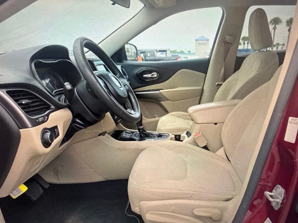 Used 2020 Red Jeep Latitude image 5
