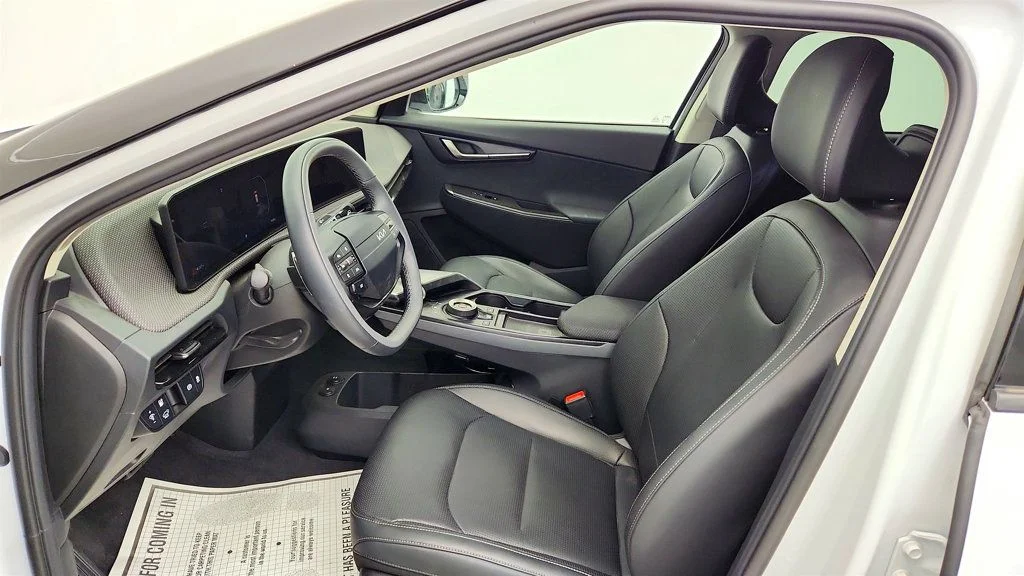 Used 2025 Glacier White Pearl Kia Wind AWD image 18
