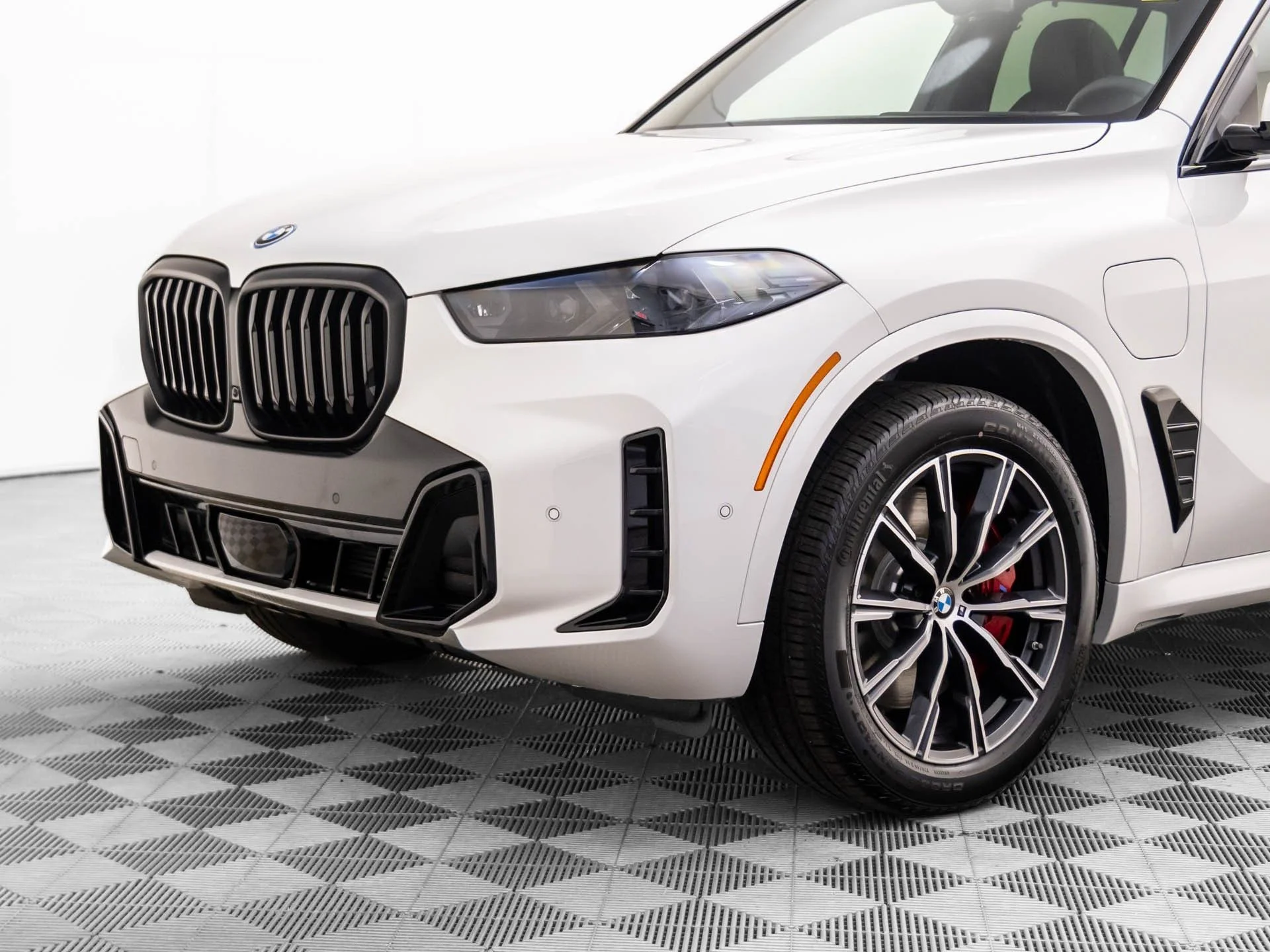 New 2026 White BMW xDrive50e image 38