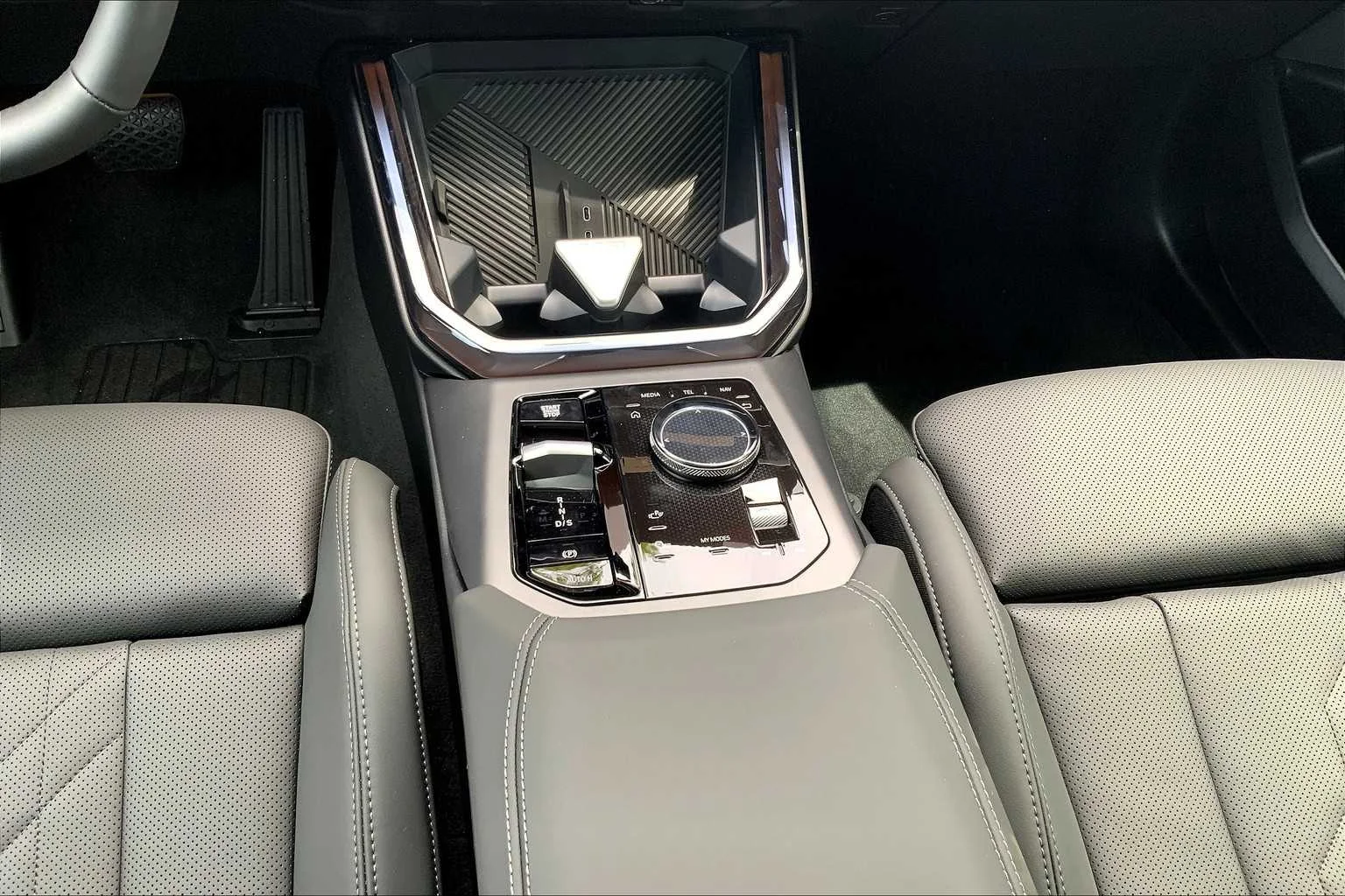 View vehicle photo 7