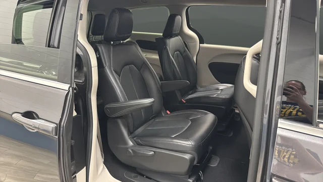 Used 2022 Crystal Metallic Chrysler Touring L image 23