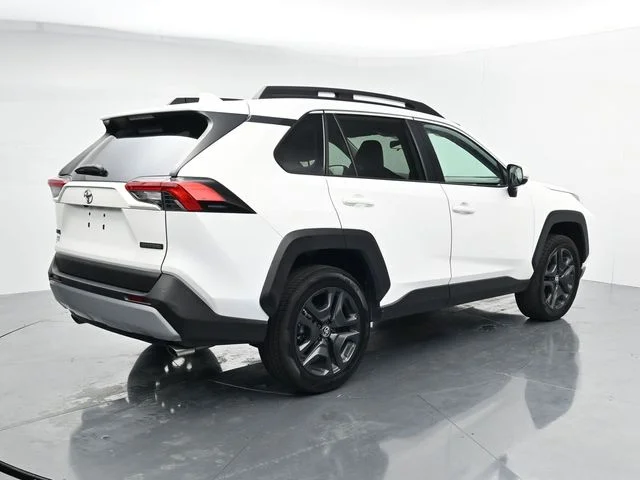 Used 2024  Toyota Adventure image 8