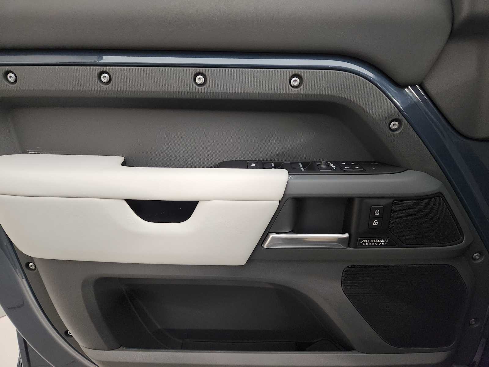New 2026 Tasman Blue Land Rover X-Dynamic SE image 23