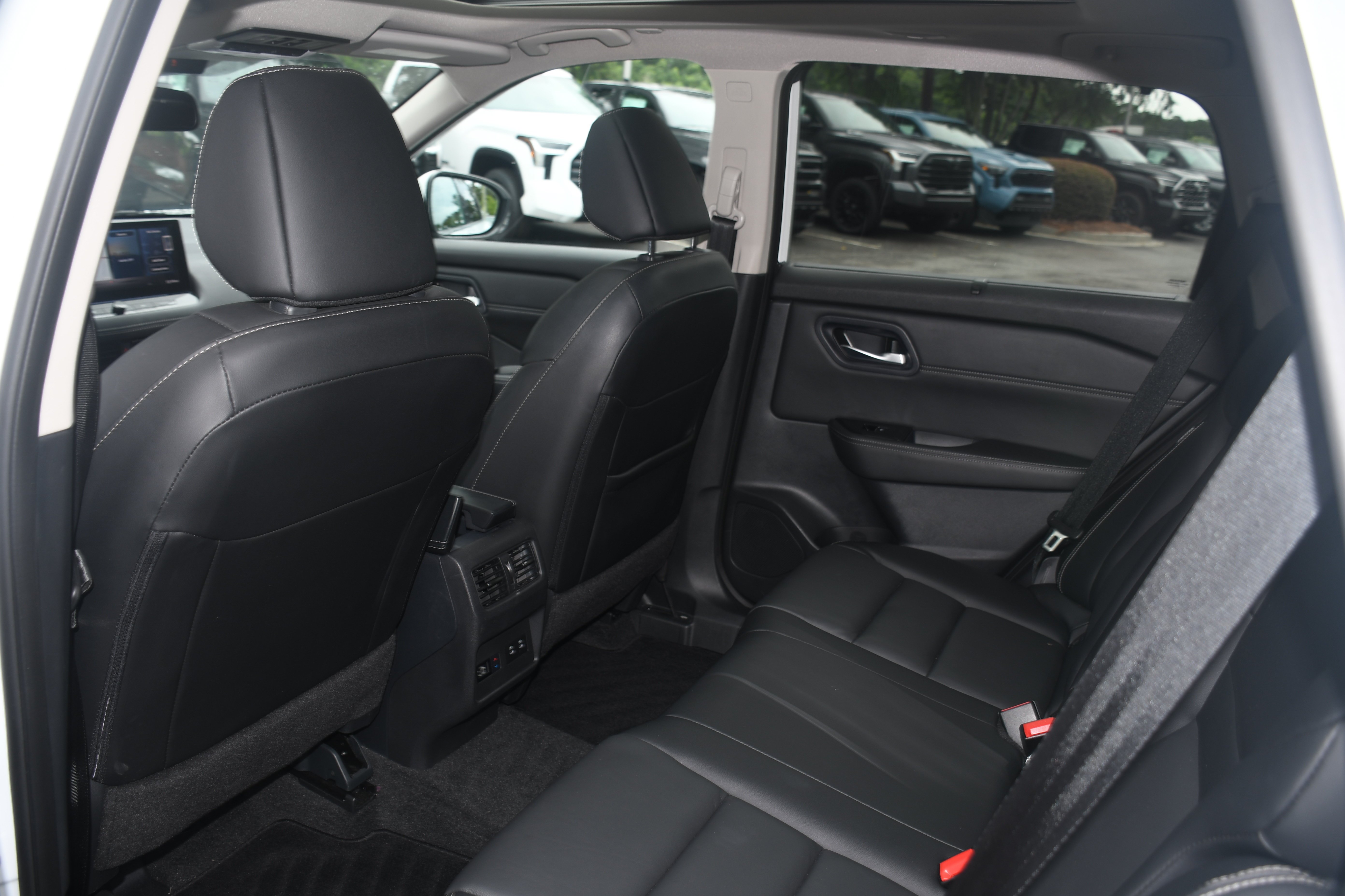 Used 2024 White Nissan SL image 16