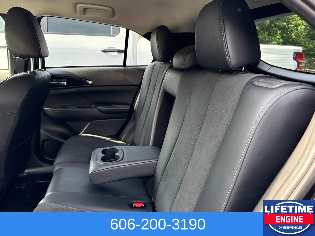 Used 2025  Mitsubishi SE image 13