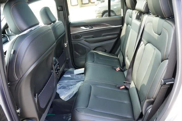New 2026 Silver Zynith Exterior Paint Jeep Limited image 11