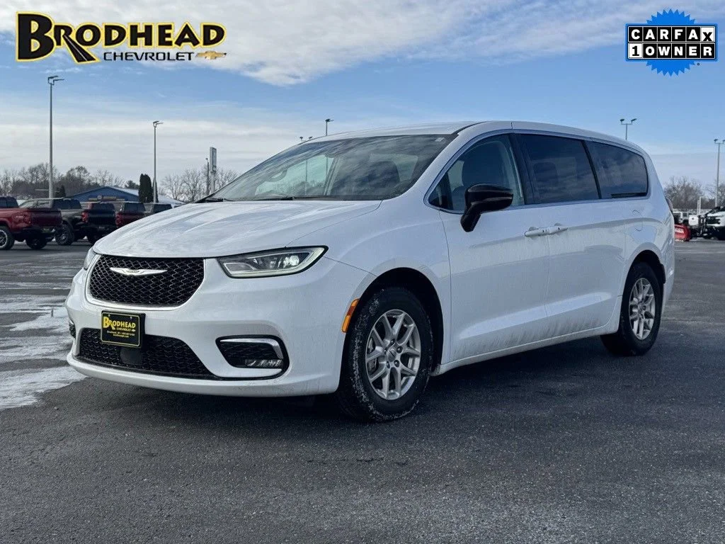 2024 Chrysler Pacifica Touring L's photo