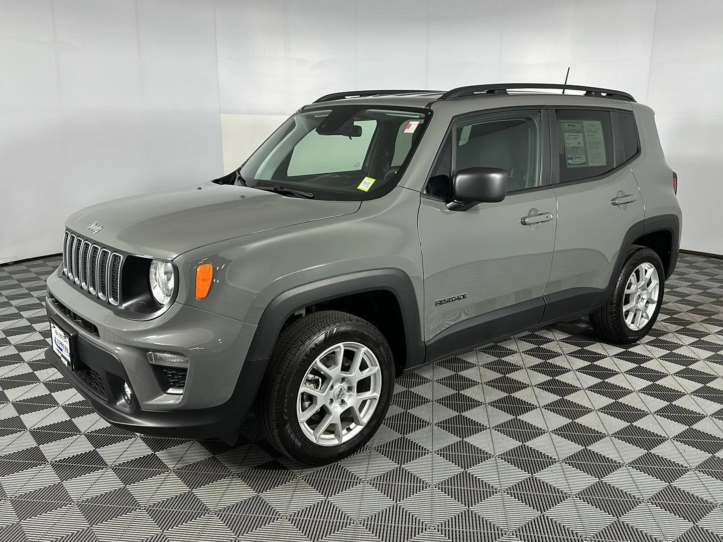 Used 2022 Sting-Gray Clearcoat Jeep Latitude image 14