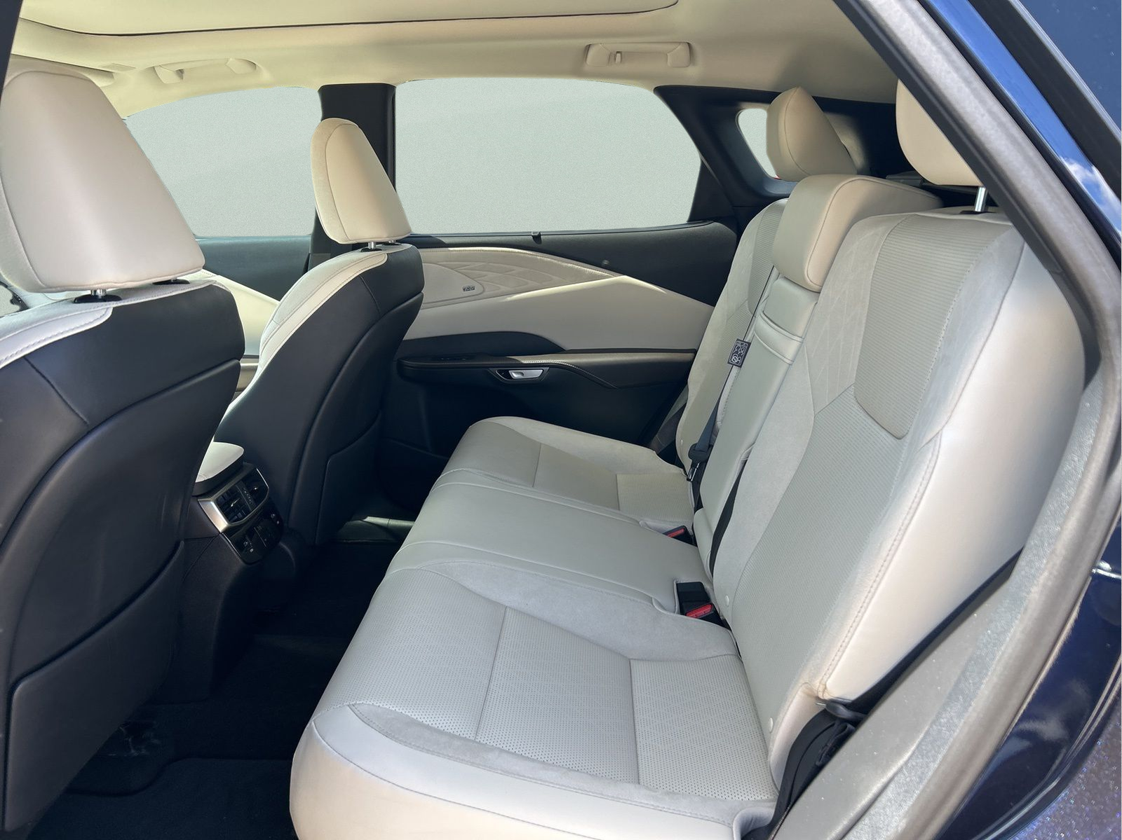 Used 2023  Lexus 350h Luxury image 10