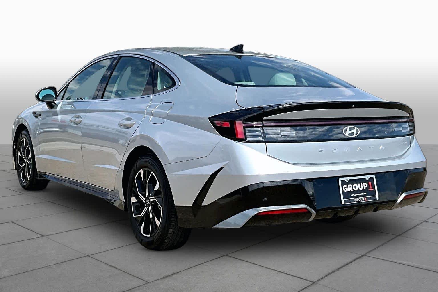 Used 2025 Aero Silver Hyundai SEL image 11