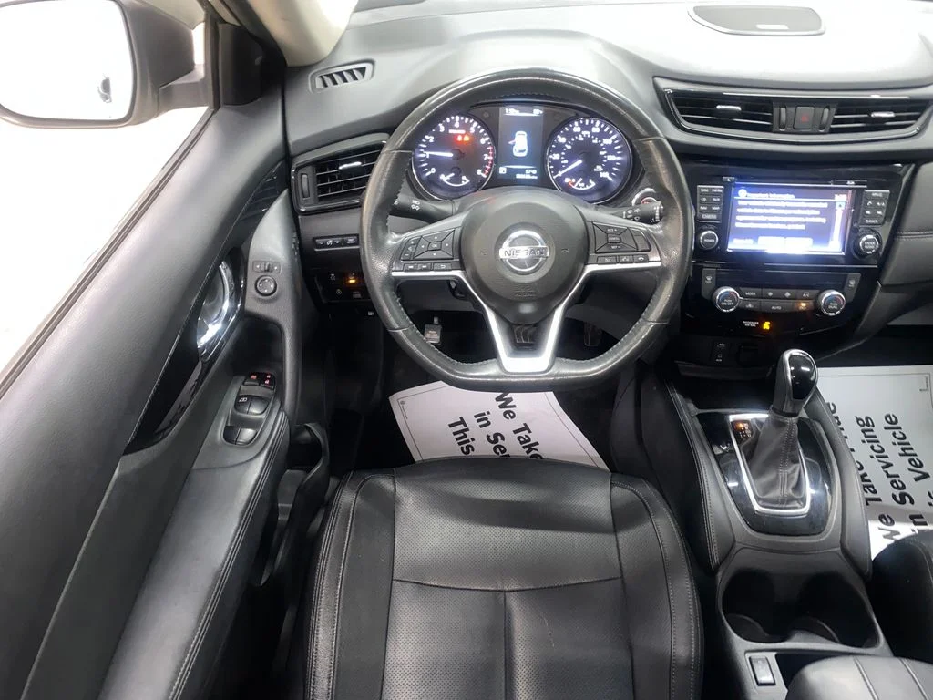 Used 2017 Silver Nissan SL image 25